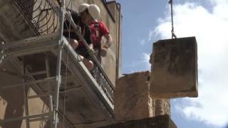 Vilalba dels Arcs retira la creu franquista de la plaça Major