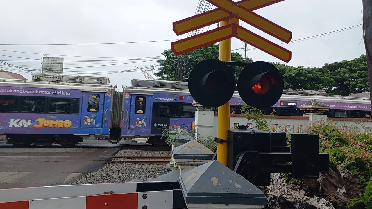 Railroad Crossing Indonesia || KA2	Argo Bromo Anggrek	‼️ Kereta Api Indonesia 