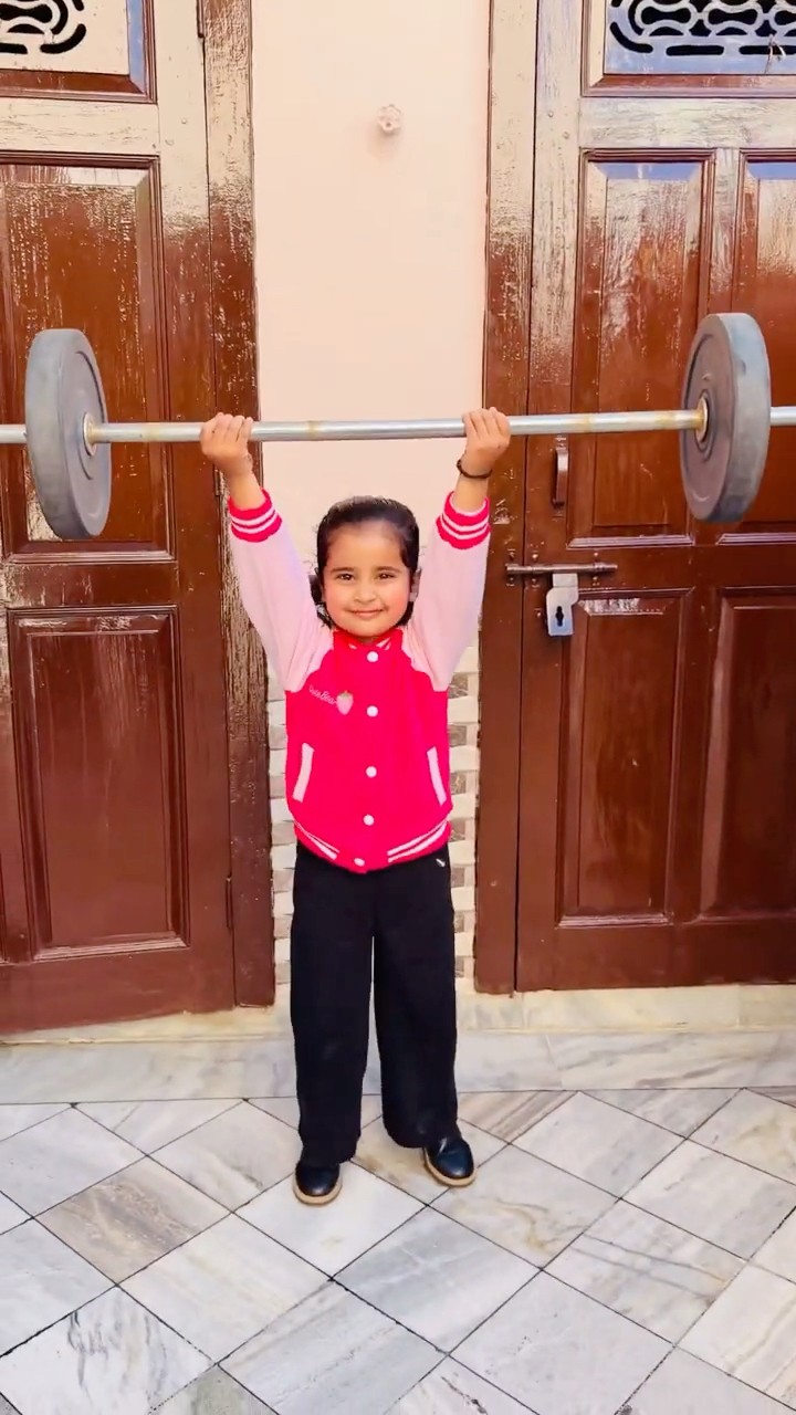 Anaya Ko Achi Chizzien Khane Se Mili Hai Ye Power ??
