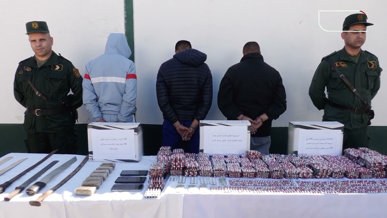 🔴 وهران |» توقيف 03 أشخاص ويحجز 13500 مؤثر عقلي و720 غرام كيف معالج وأسلحة بيضاء