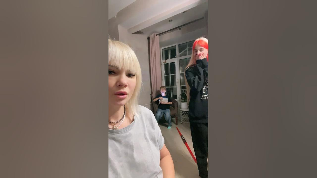Сестренка подставила. Подравления с днём рождения для сестры. Поздравления с днём рождения сестре. Две девочки старшая и младшая. Старшая и младшая сестра.