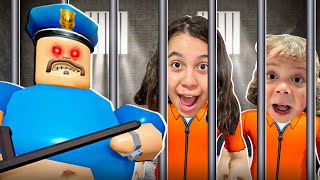 SARAH E ELOAH TENTARAM ESCAPAR DO POLICIAL - Barry's Prison Run ! Roblox screenshot 3