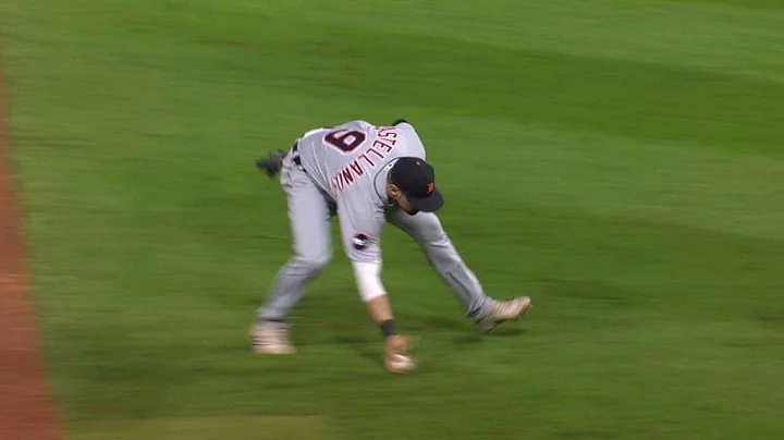 DET@CWS: Castellanos runs in, makes a barehanded s...