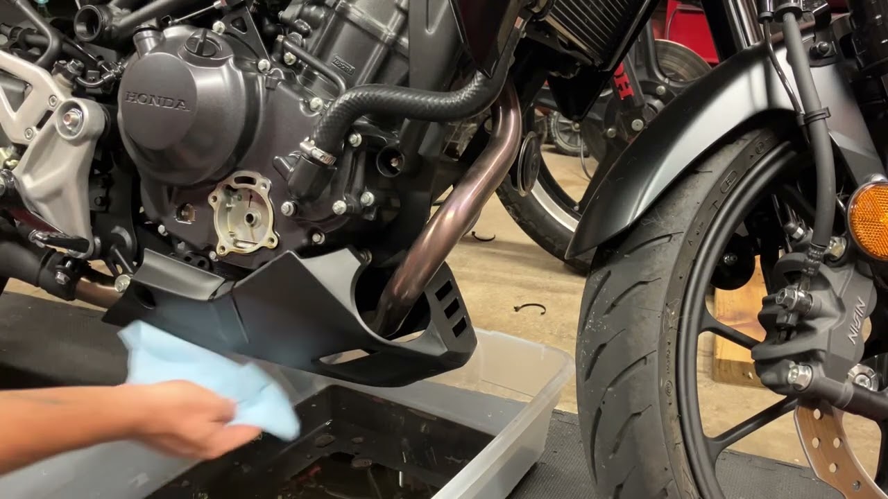 Первая замена масла на моем CB300R 2025 года выпуска.