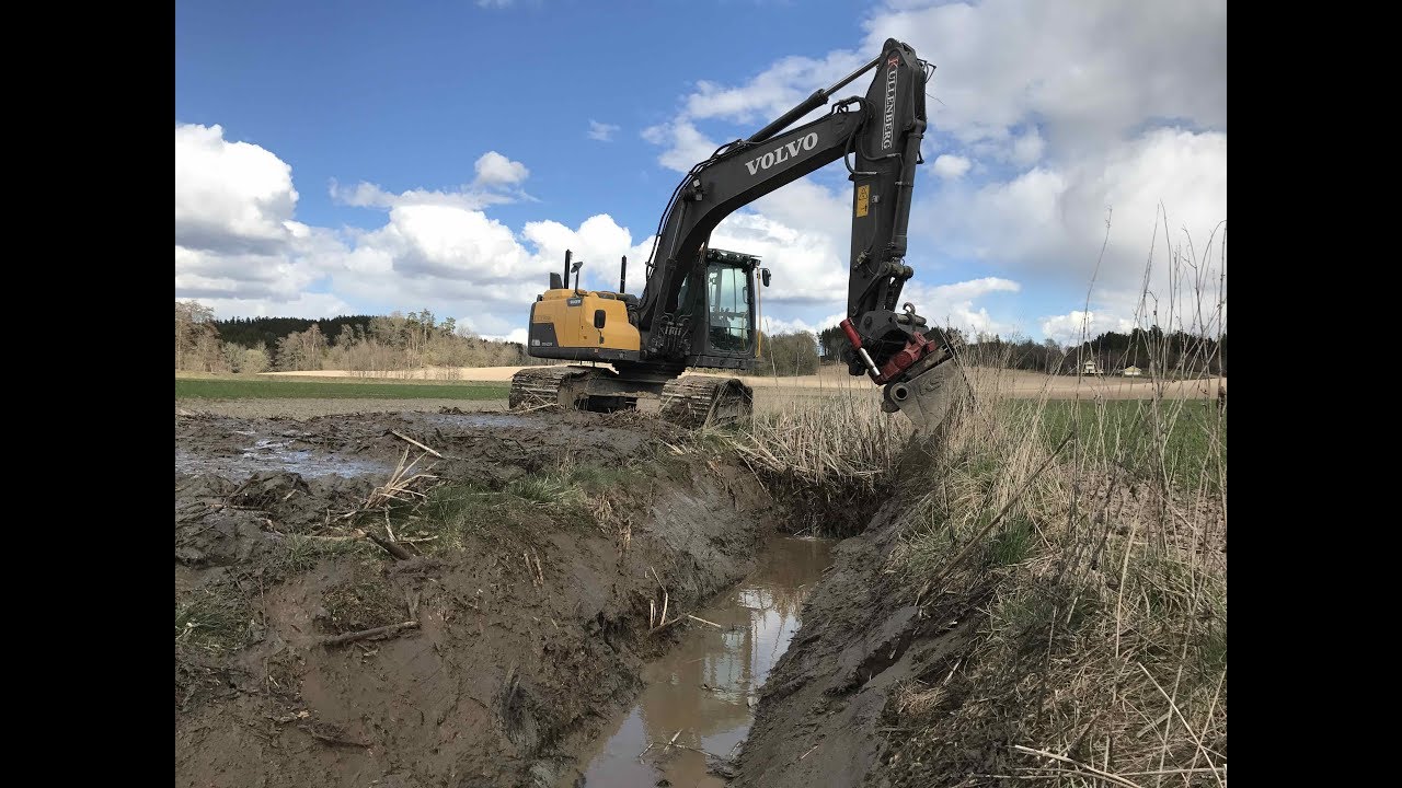 Ditching with the Volvo EC180DL