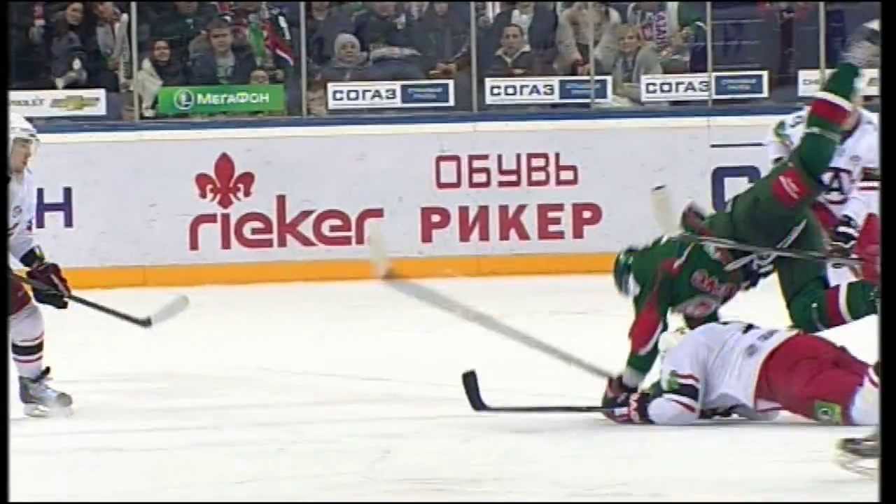 Гусев зажигает красный свет перед Свитовым / Sergei Gusev flashes the red light to Alex Svitov