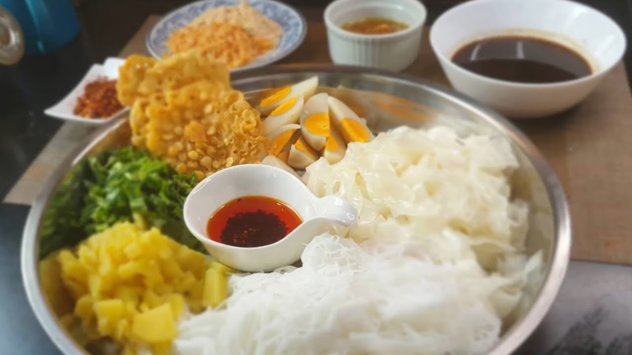 *မုန႔္ဖတ္သုပ္ႏွင့္မုန့္ဟင္းခါးဟင္းရည္*Rice noodles salad