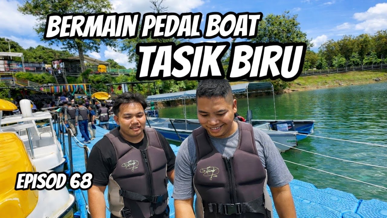 Bermain pedal boat di Tasik Biru