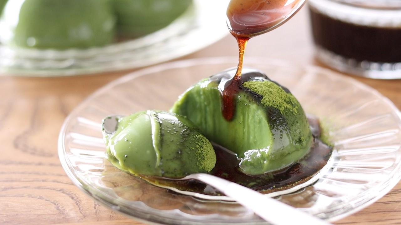 Насыщенный молочный пудинг из матча, тающий во рту, с сиропом из коричневого сахара: десерт без духо