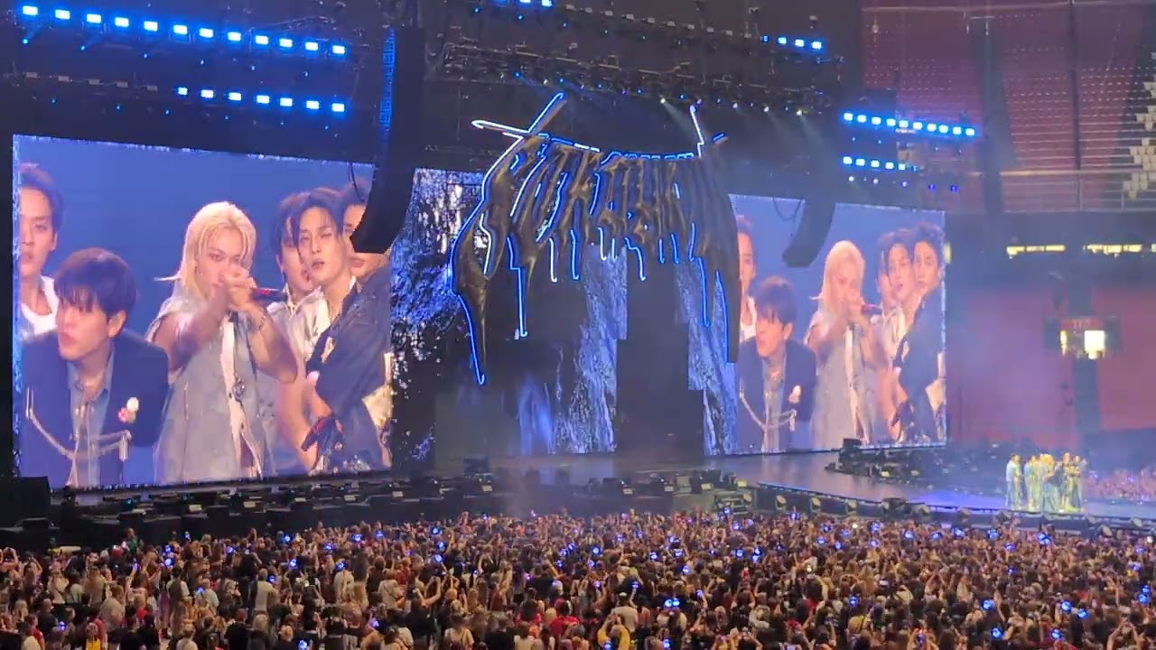 Stray Kids - Walkin On Water + S-Class [DominATE] AMSTERDAM 110725