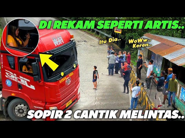 SOPIR 2 WANITA CANTIK MELINTAS !!! Di Rekam Rame-Rame Seperti Artis class=