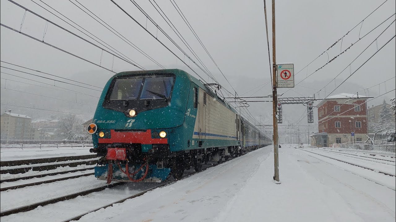Treni sotto una fitta neve sulla Succursale dei Giovi, tra Ronco Scrivia e Isola (Neve & Treni)