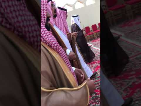 امير قحطان سلطان بن قرمله بعد ترجله من السيارة في طريقة للمكان المعد من قبل الشيخ محمد بن كعبان س