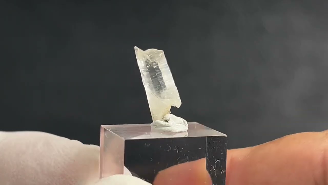 ミャンマー産フェナカイト原石 3.8カラット - パーフェクトストーン