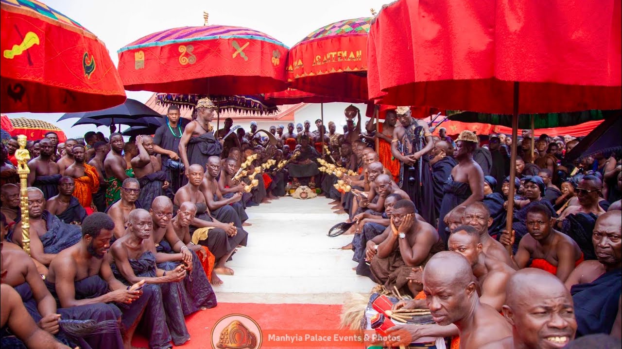 OTUMFUO KWADWOM SINGING ONE OF THE PRAISE SONGS.