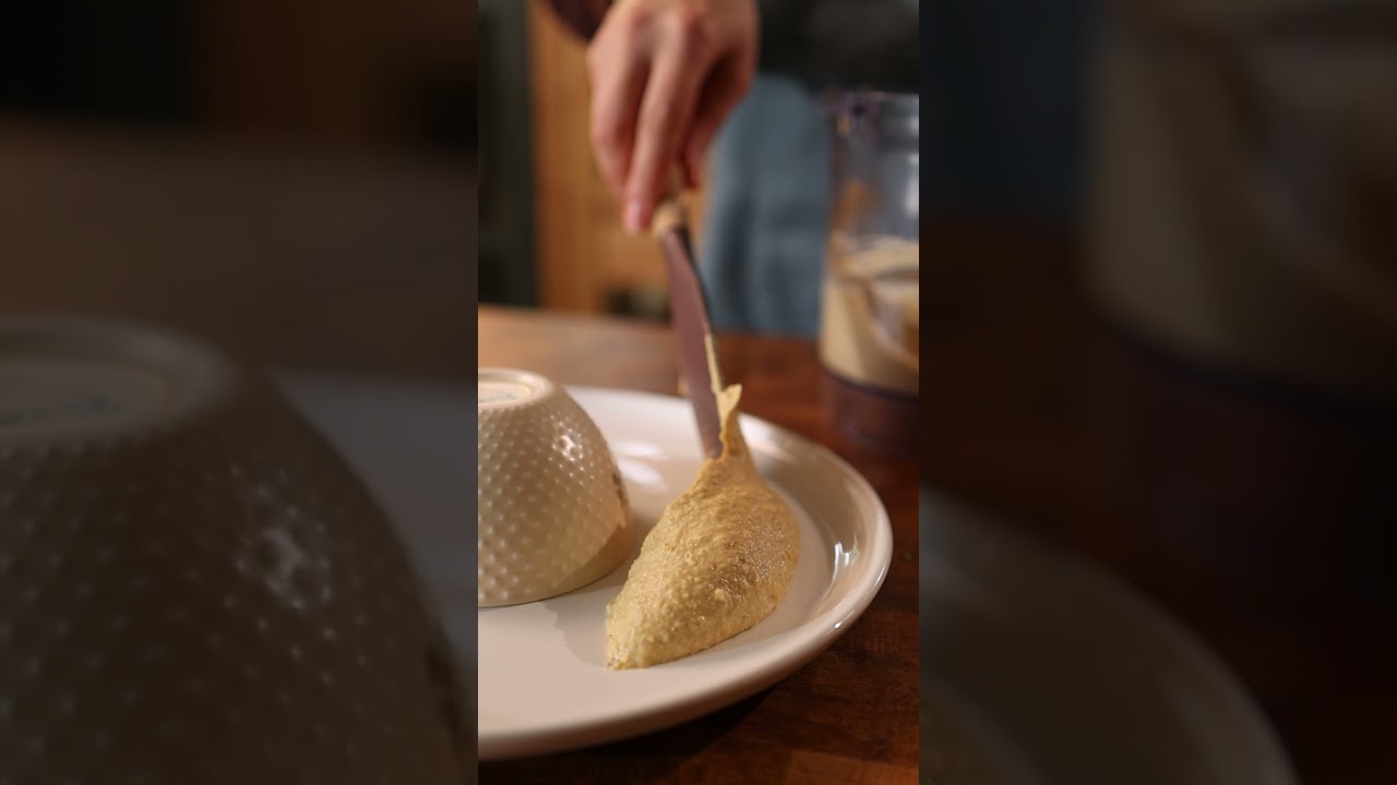 Yeni yıl sofralarınıza şık ve lezzetli bir dokunuş…Humus tarifimiz sizlerle. 🎄✨