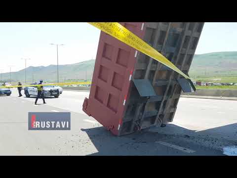 სატვირთო ავტომობილის ძარა საფეხმავლო ხიდში გაიჭედა