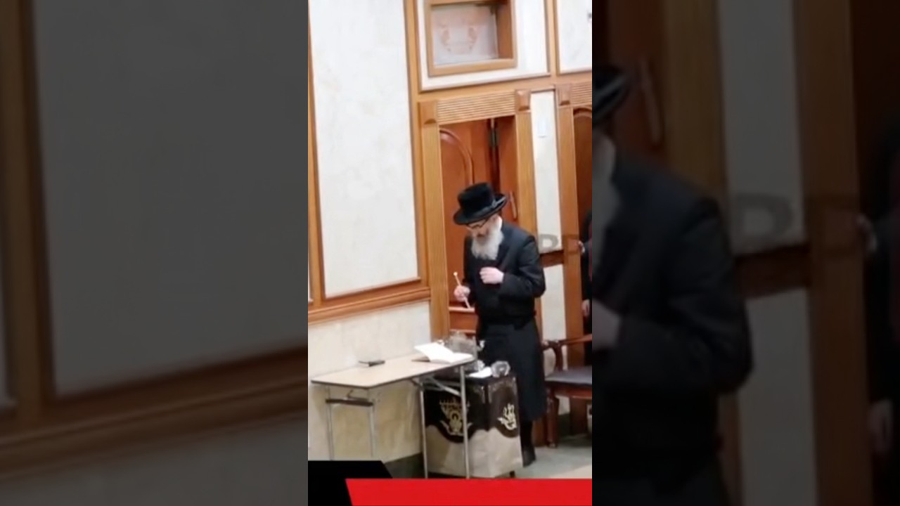כ"ק האדמו'ר מראחמסטריווקא בארא פארק במעמד הדלקת נרות חנוכה