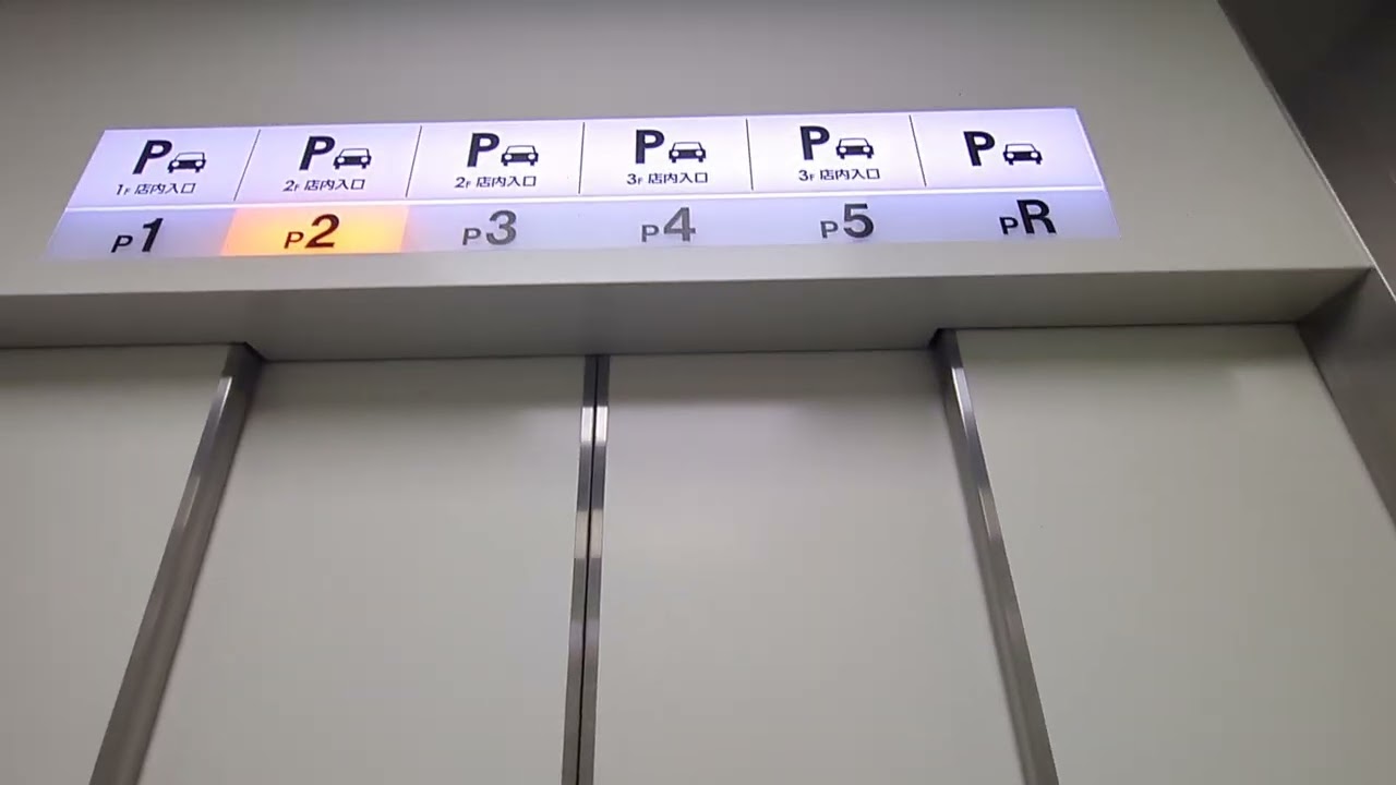 イオンモール神戸南（立体駐車場）のエレベーター（左側）