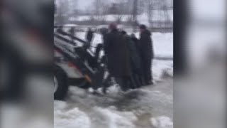 В Перми водитель экскаватора перевозил людей в ковше через лужи