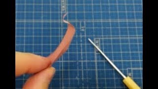 千枚通しで紙に丸みをつける