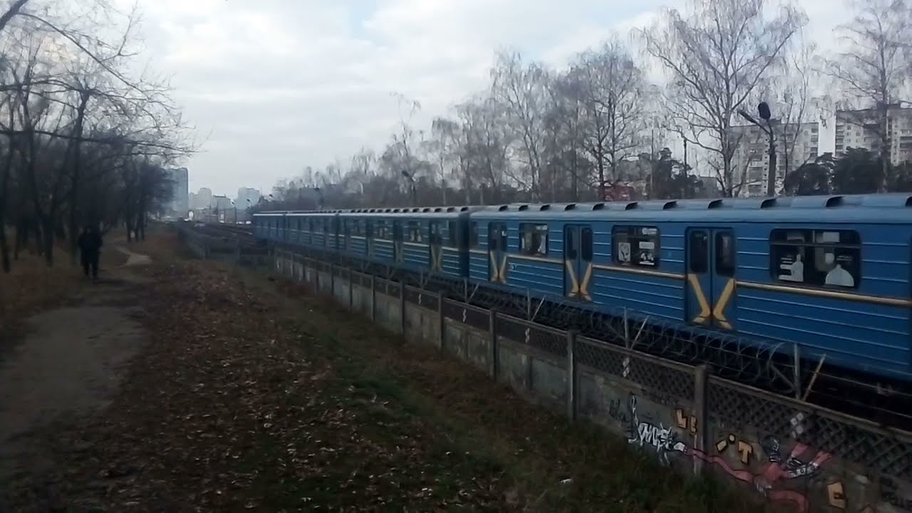 Наземное метро между станцией метро Дарница и станцией метро Черниговская. Киевский метрополитен.
