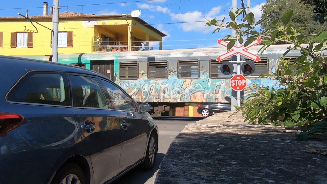 Passaggio a livello senza barriere Civita Castellana (VT)// level crossing