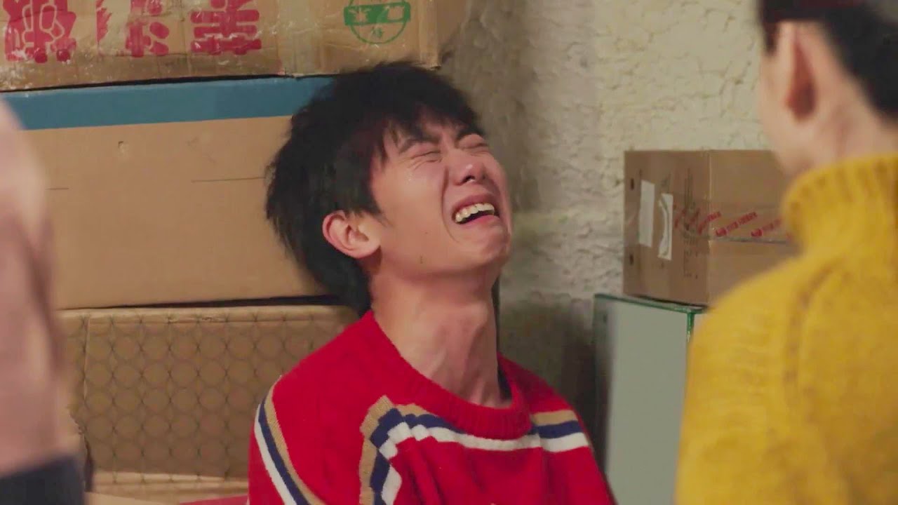 小夥對父親充滿怨言，哥哥說出悲痛真相，小夥聽後踡縮在角落大哭