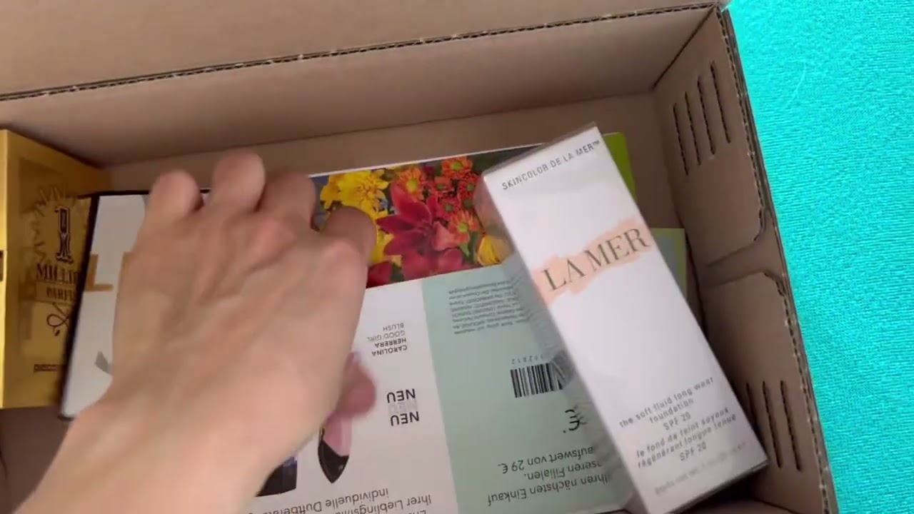 Unboxing La Mer soft fluid long wear foundation | 