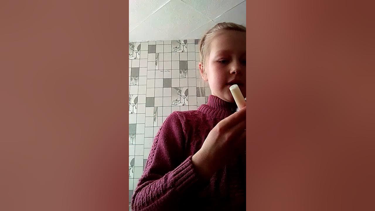 сестра красит сестру