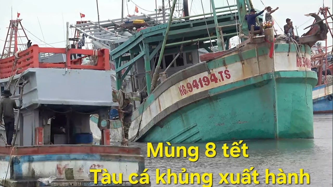 Ghe cào khổng lồ nằm ngang sông bị cạn mùng 8 Tết