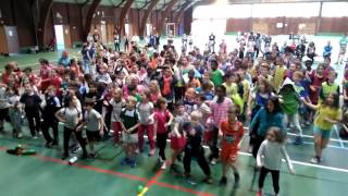 Chorégraphie organisée par les services civiques du comité handball...
