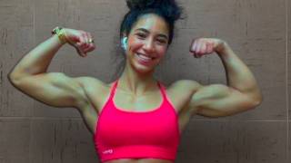 Fitness girl with defined and spectacular biceps!