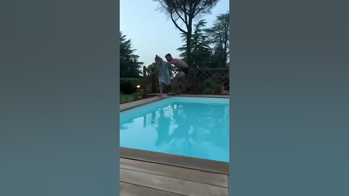 Papàantonio butta in piscina Figliachiara e si fa male !!!! #shorts