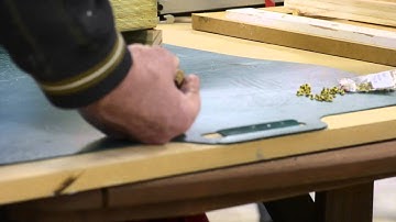 Speeloader for eyelets in beehive frames