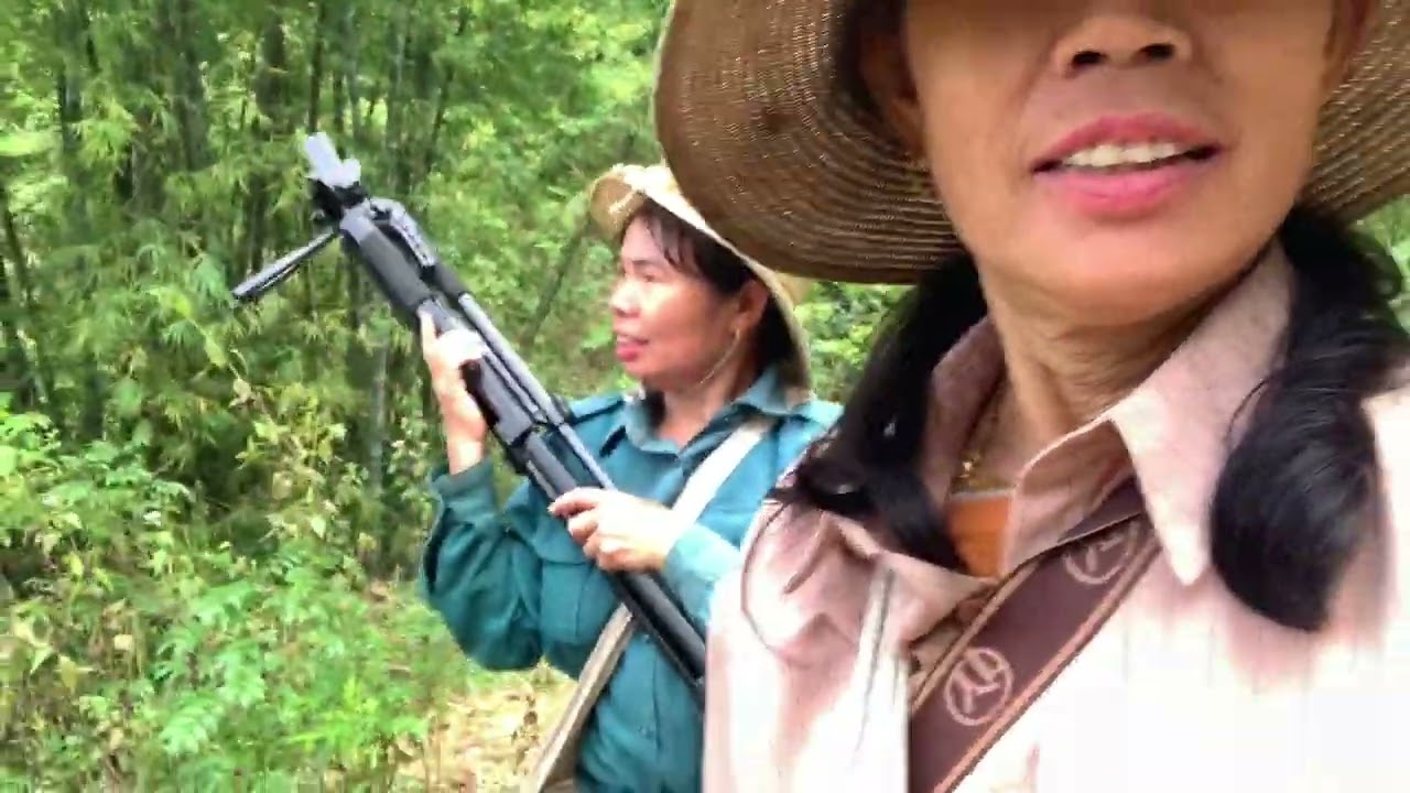 Hai mẹ con đang tìm đường đi suối khe xúc con cá ￼￼