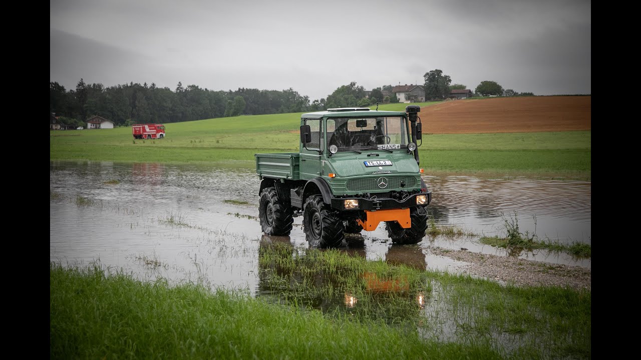 Fahrt mit dem Unimog U417 durch überflutete Wiesen