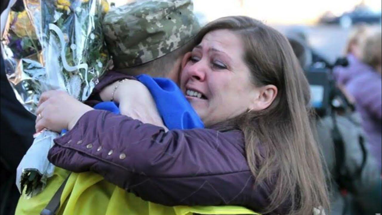 Мама плакала на украинском. Матери украинских солдат. Украина мать. Слезы украинских матерей.