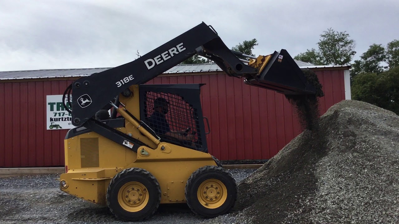 Decorazione Natalizia Ertl 1:32 - John Deere Skid Steer Loader Trasformato In Gatto Bobcat