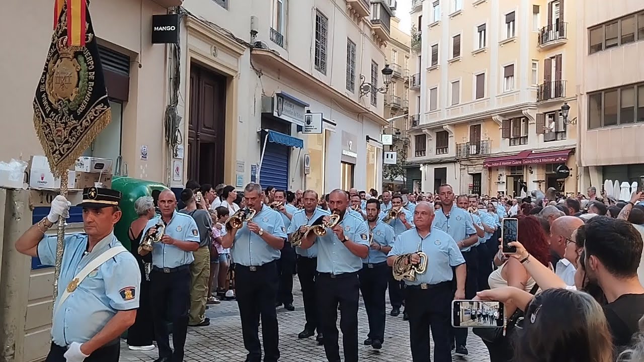 Banda CCTT de Bomberos acompañando a la cruz guía de la Virgen de la Victoria. Málaga, 2024.
