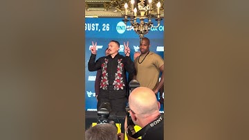 Oleksandr Usyk randomly started rapping during his face off with Daniel Dubois 😂
