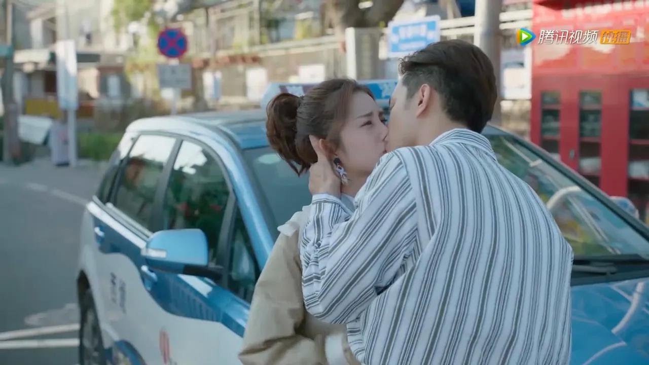 генеральный директор наконец понимает, насколько она важна, и поддерживает ее поцелуем