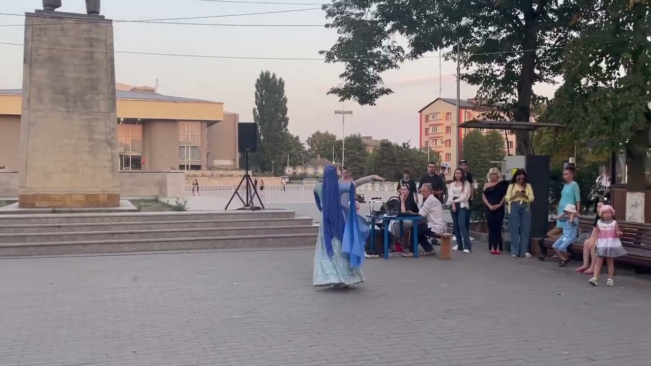 Яновская Софья исполняет танец 