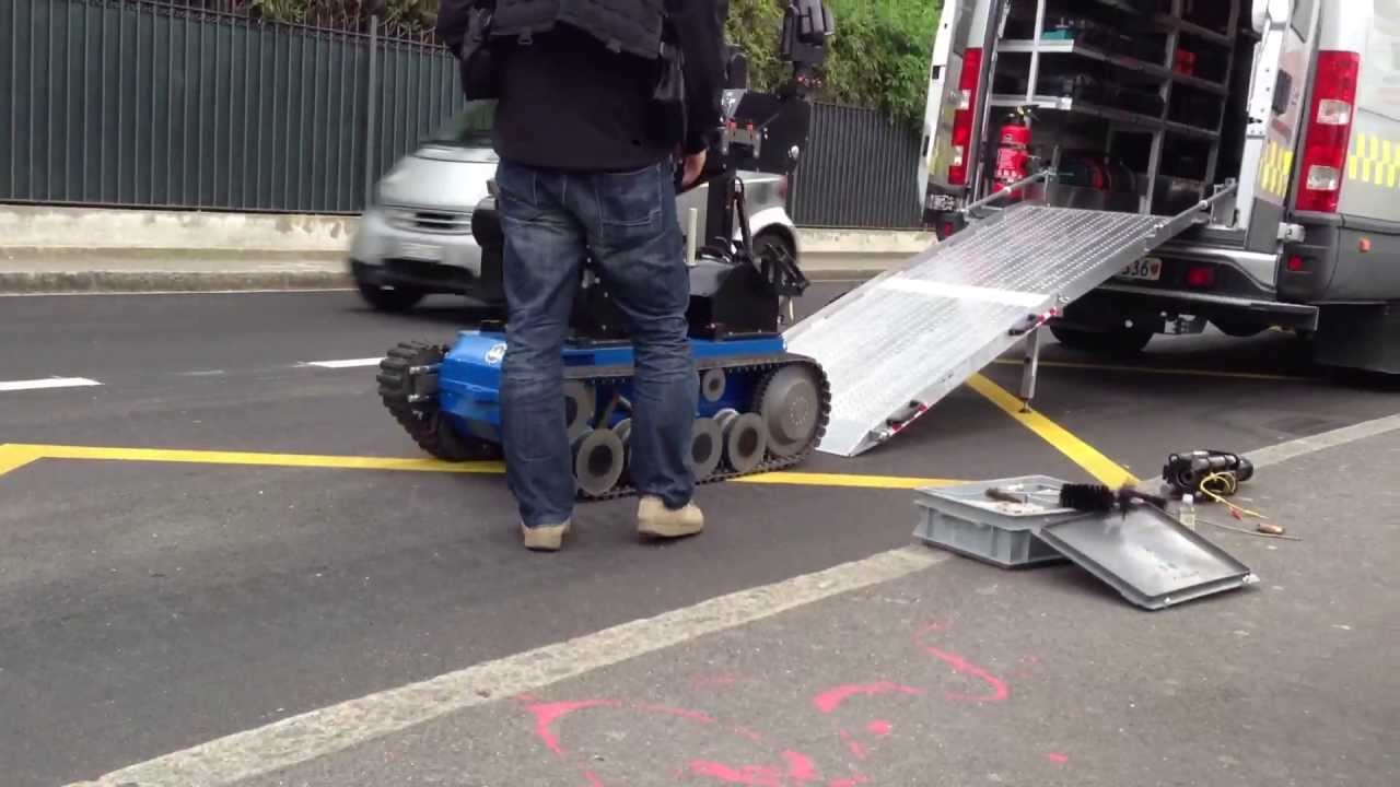 Robot de déminage - YouTube