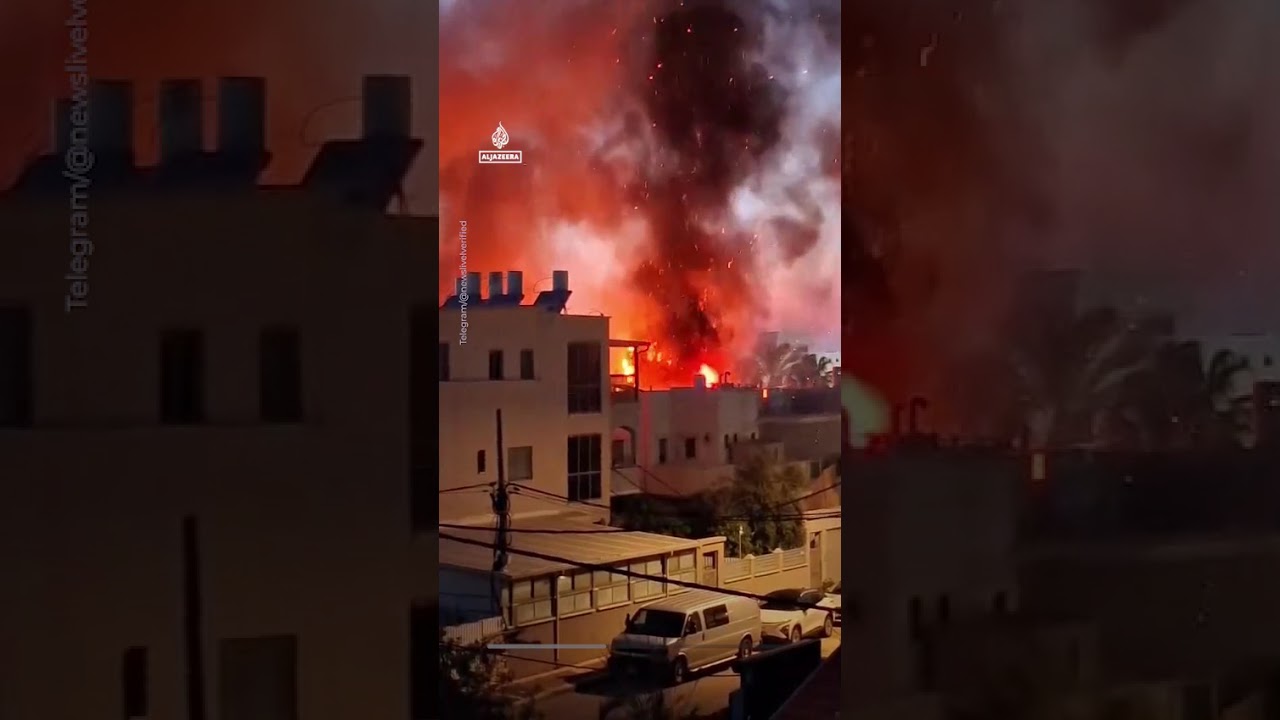 مبنى يحترق في إسرائيل بعد هجوم صاروخي من لبنان