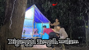 camping horor diguyur hujan deras tengah malam, ada penampakan tidur di kabin hangat