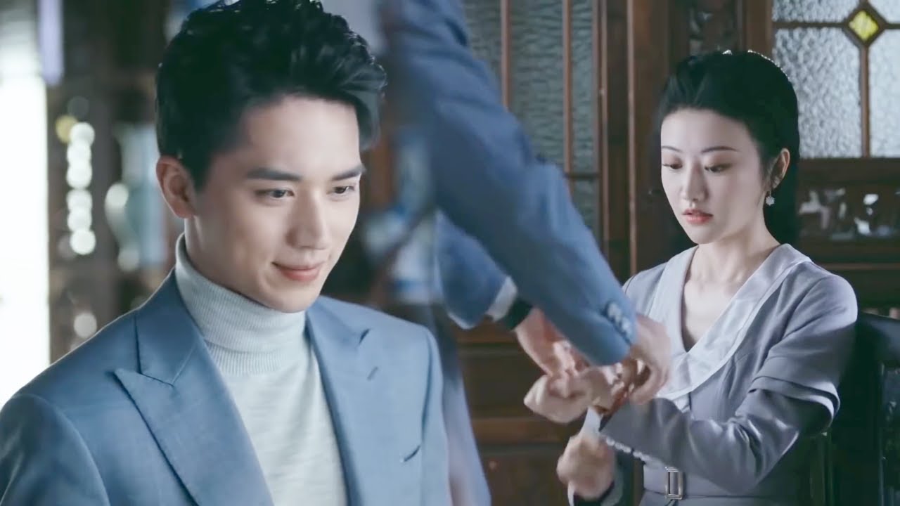 Когда генеральный директор был в командировке, он все еще думал о Золушке и готовил для нее подарки.