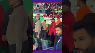 آيت منا يحيي اللاعبين من أرضية الملعـــــــــب   #Viral_Video