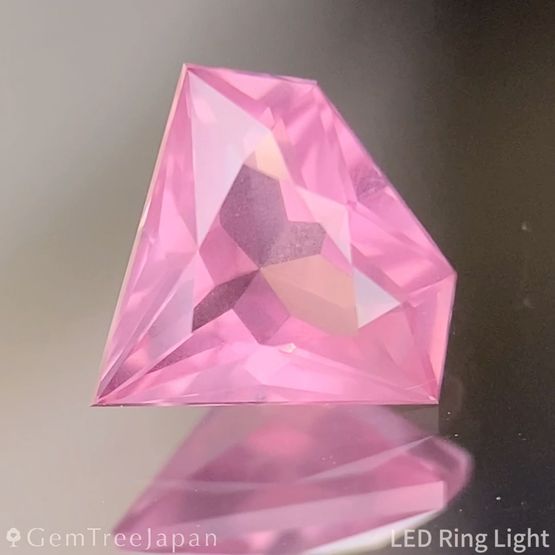 タンザニア産ピンクスピネル0.876ct / シルキーな質感とシャープ