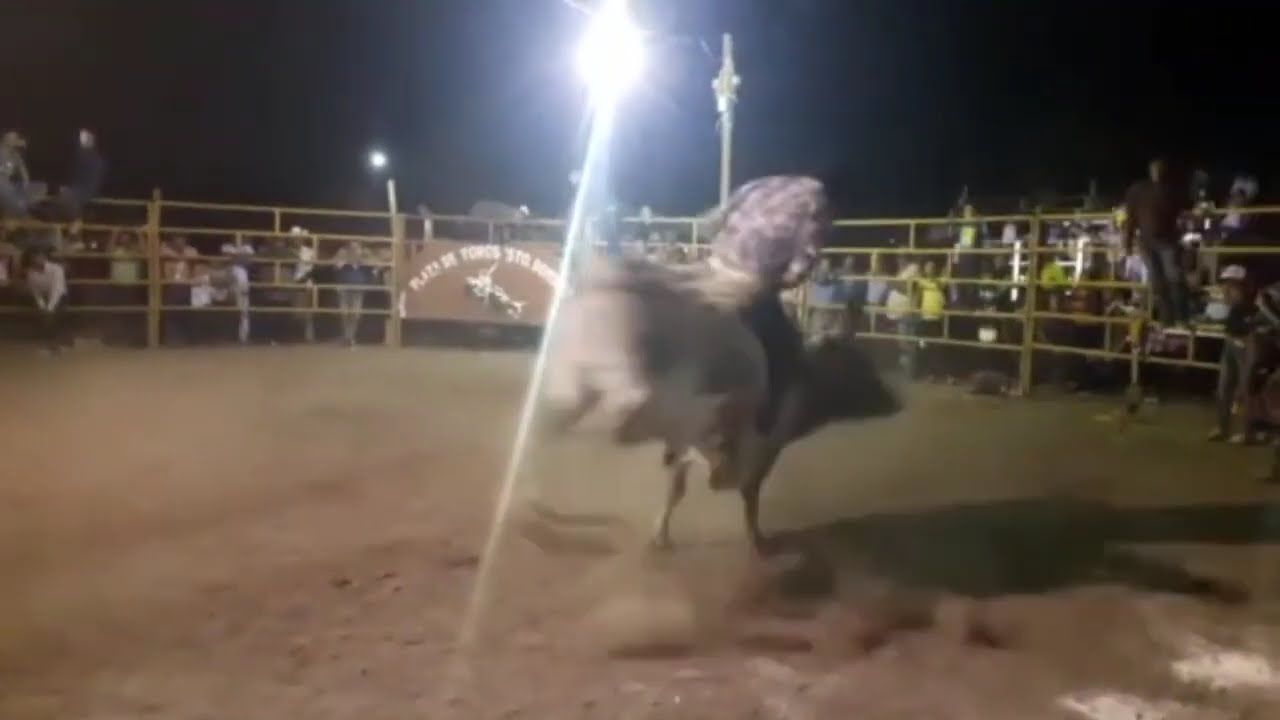 Jaripeo a pierna suelta a puro valor mexicano